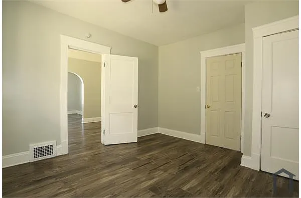 Building Photo - 8518 Rosewood Ave #UP