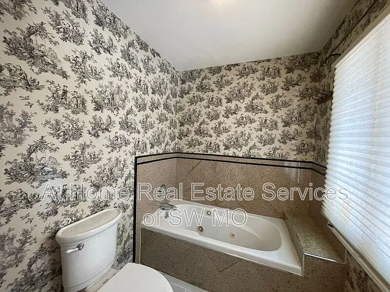 4410 E Valley Rd — Photo 14
