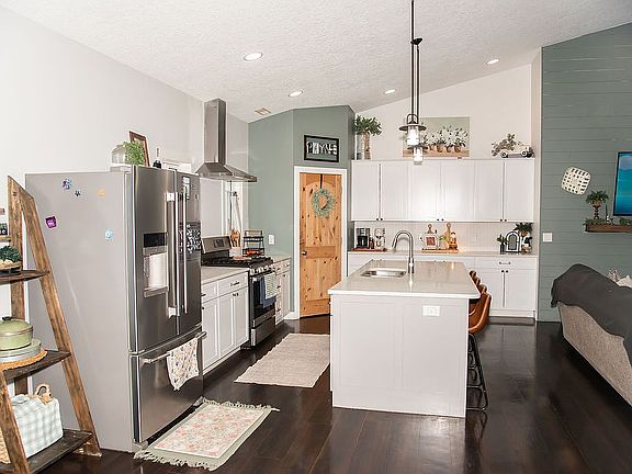 5th image of 4818 Lake Rd