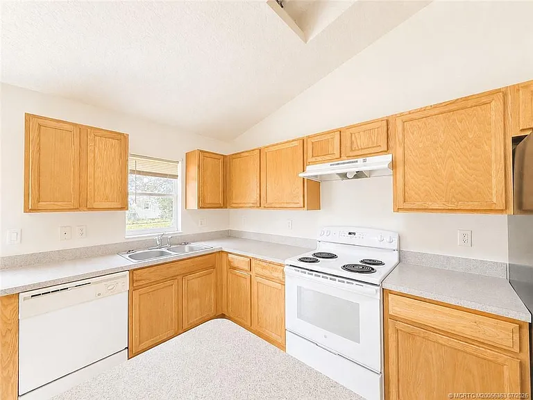 756 SE Lansdowne Ave — Photo 11