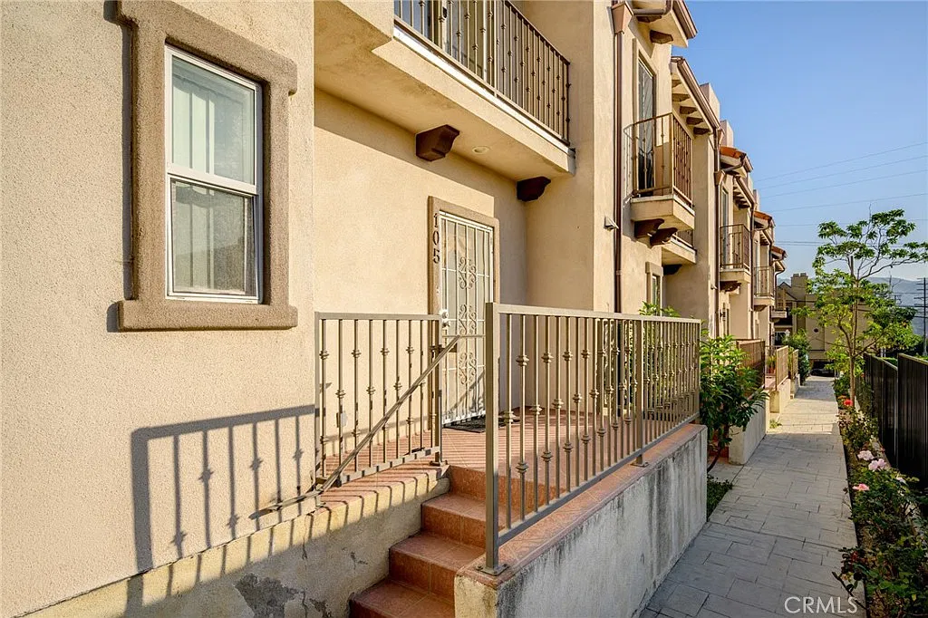 3 bed, 2.5 bath, 1360 sqft, $3,250 — Photo 2