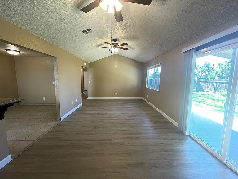 3233 Nightingale Dr — Photo 13