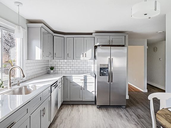 3rd image of 105 Regina Dr
