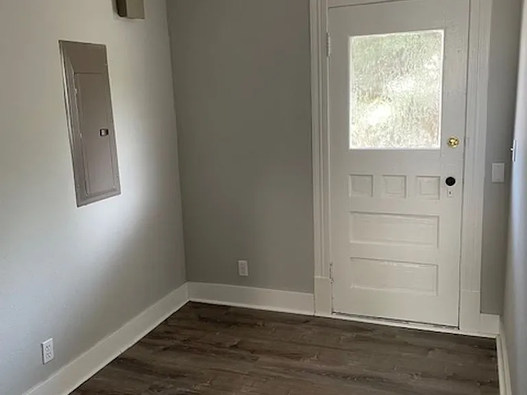 Farrah Apartments: 1 & 2 Bedroom Renovated Units — Photo 39