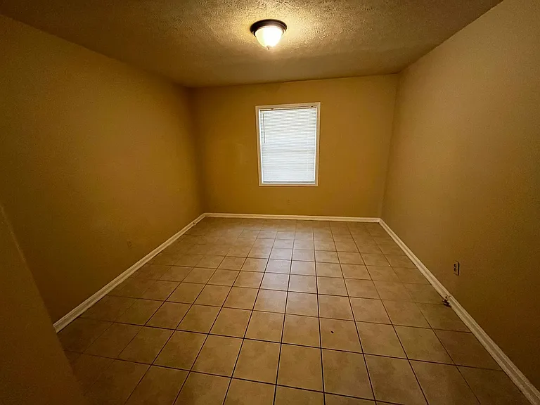 621 Hughes St — Photo 6