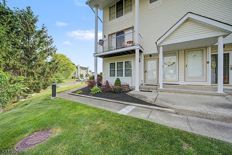 1st image of 12 Amherst Ct