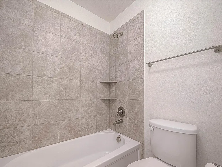 2261 Oak Circle Dr N — Photo 40