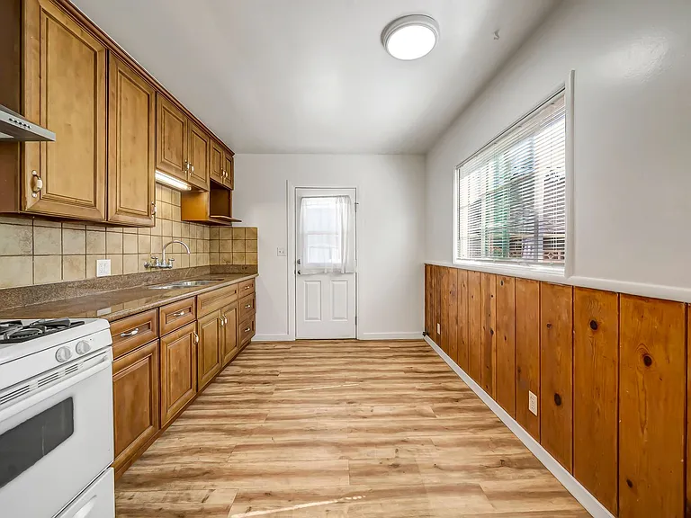 654 Patterson Ave — Photo 12