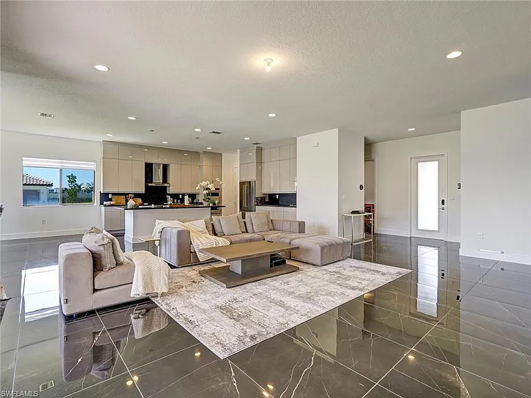 5126 Penella Ave — Photo 4