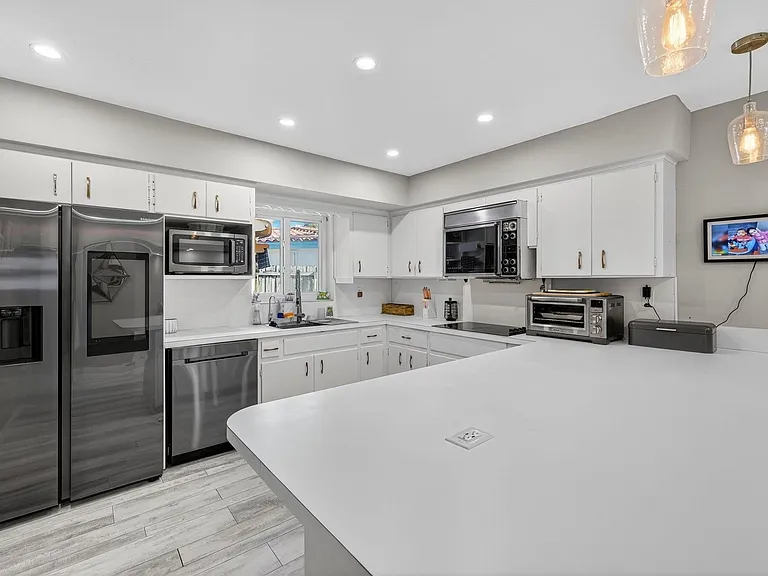 1570 NE 30th Pl — Photo 32
