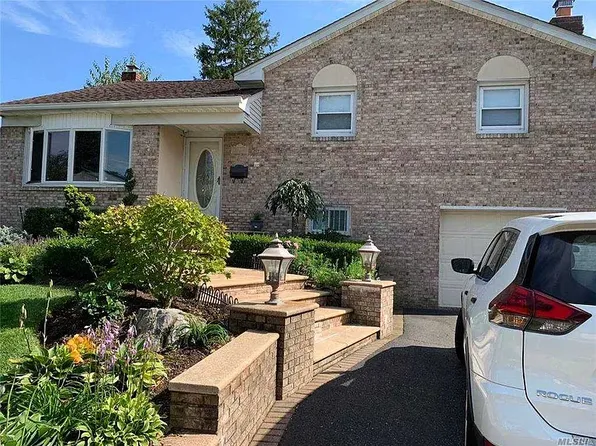 2660 Flower St, Westbury, NY 11590