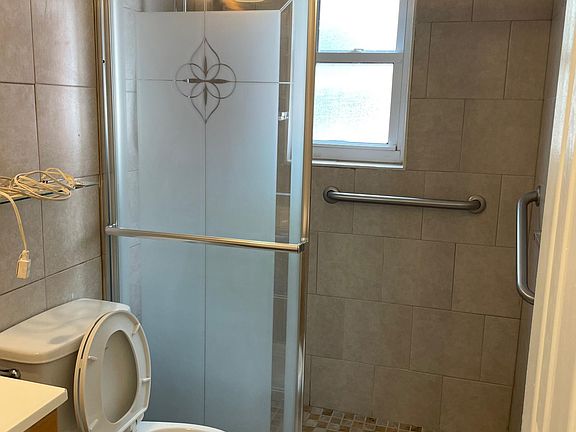 5th image of 40 Woodbine Ct APT 1