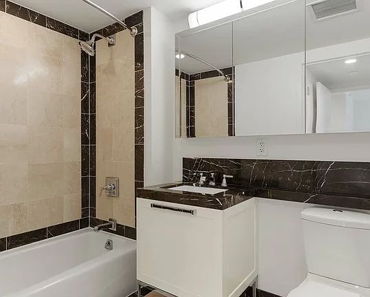 3rd image of 131 Clarendon St #V8