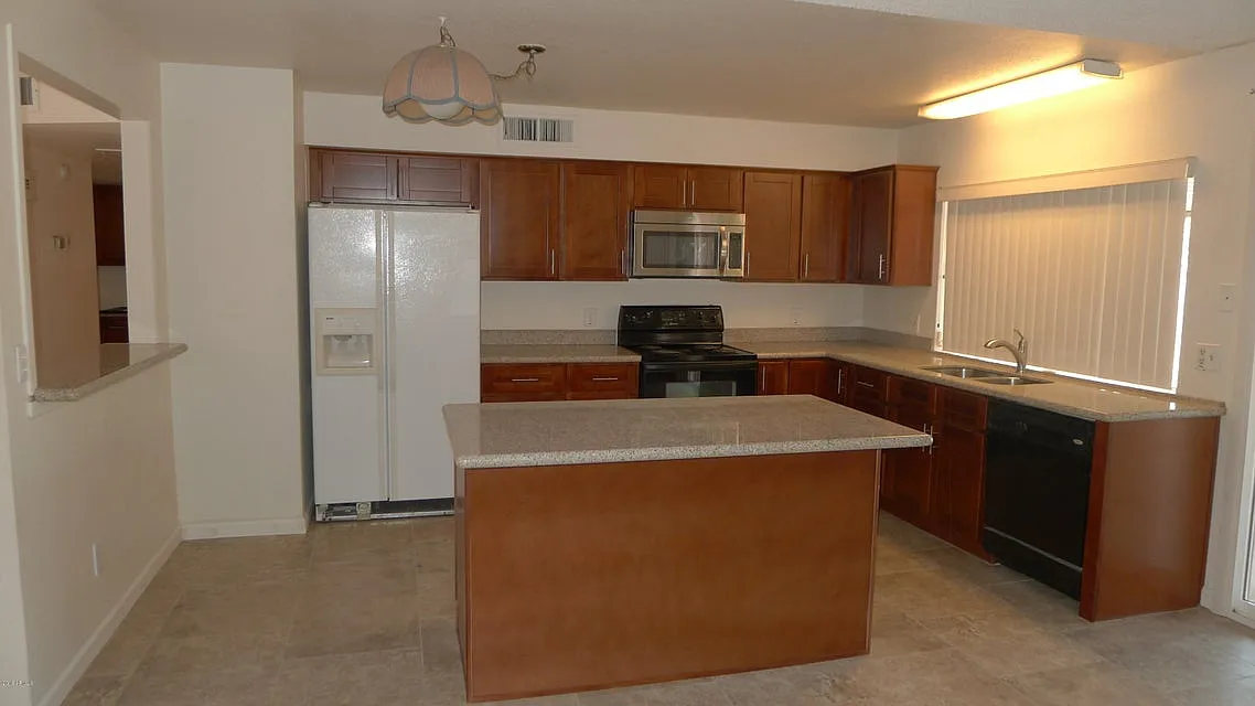 3 bed, 1300 sqft, $2,100 — Photo 3