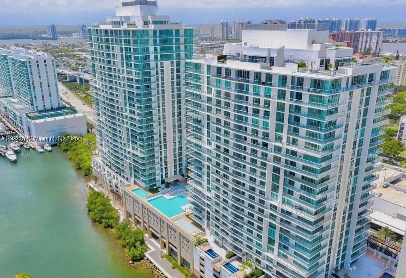 Parque Towers Condo — Photo 2