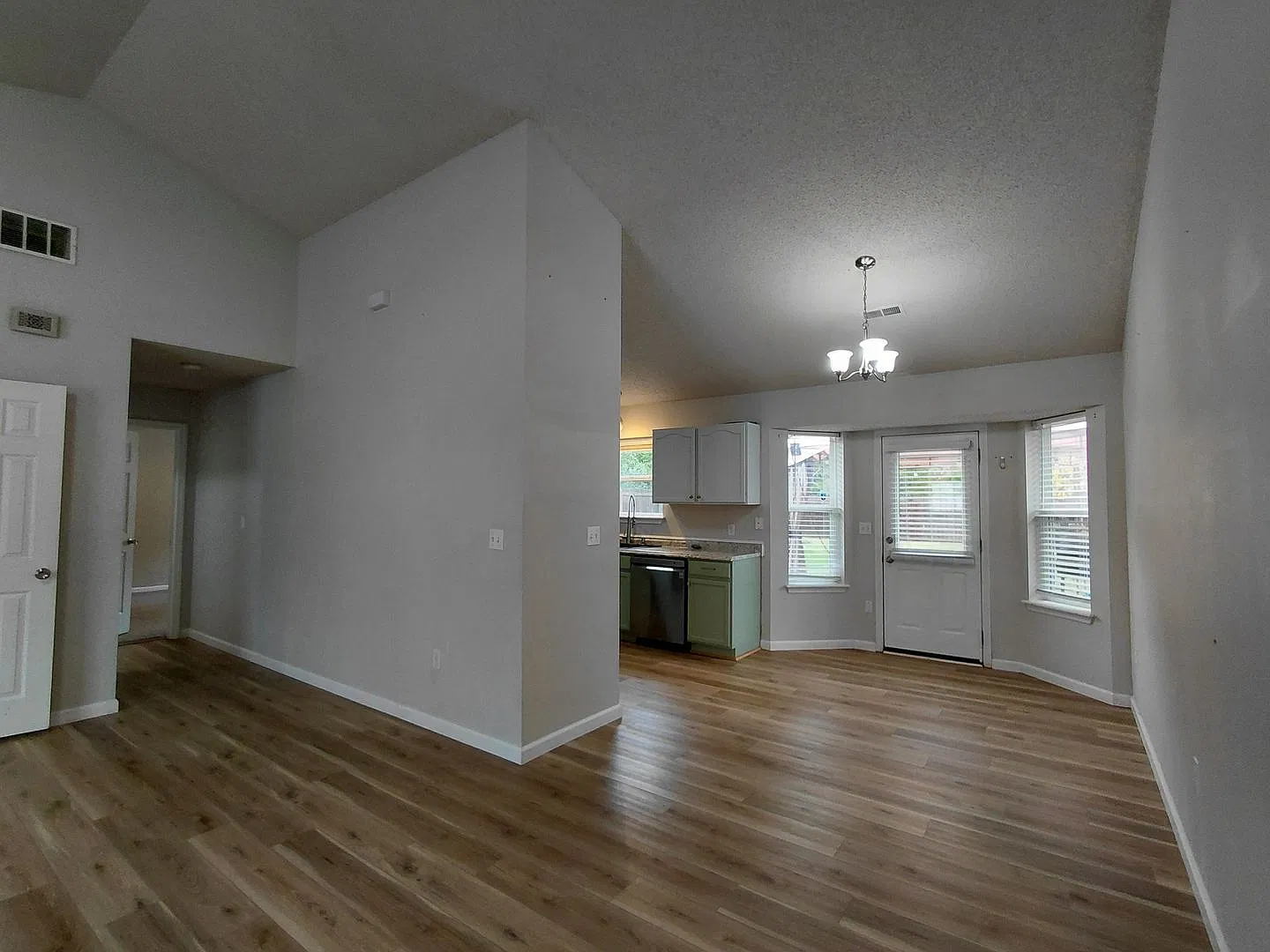 Fenced home close to FLW! — Photo 4