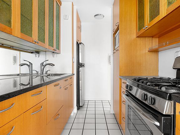 4th image of 155 E 34th St APT 15P