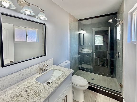 4th image of 1017 W Casmalia St