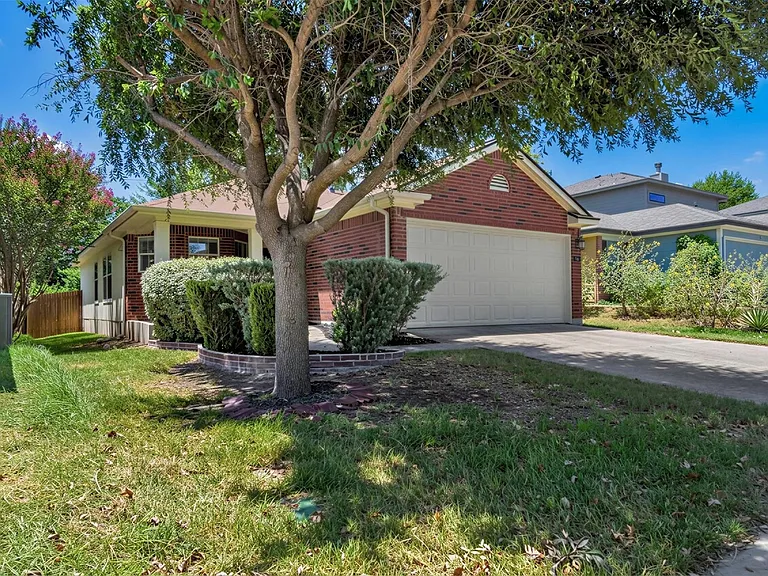 5605 Bentsen Ln — Photo 2