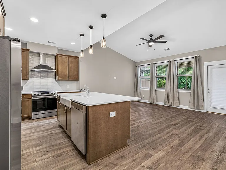 7795 Park Gate Dr — Photo 10