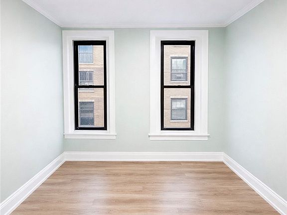 5th image of 372 Watson St