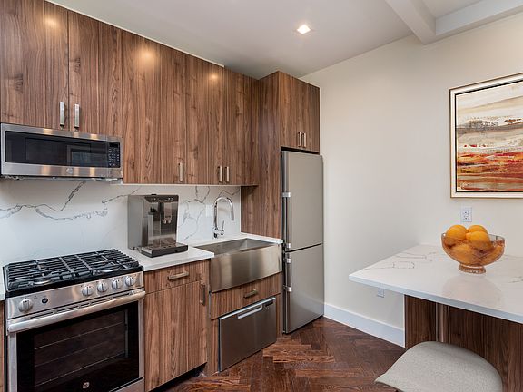 3rd image of 921 Washington Ave #649