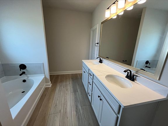 5th image of 294 Adley Ave