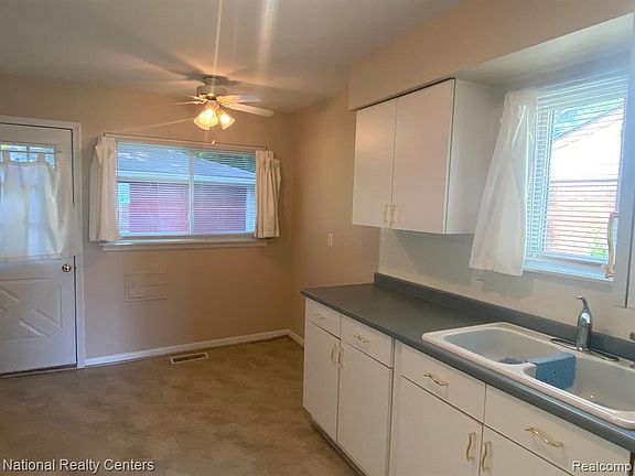 4th image of 25507 Norfolk St