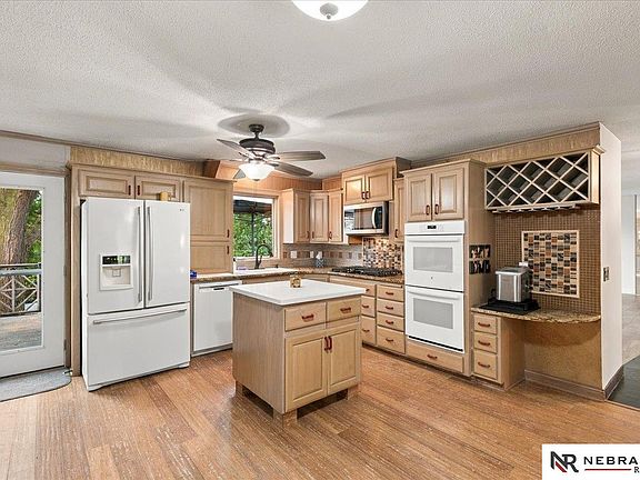 5th image of 1025 N 145th Cir
