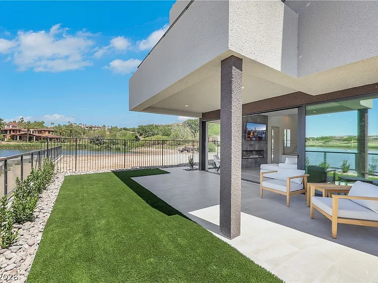 66 Lakefront Dr — Photo 32