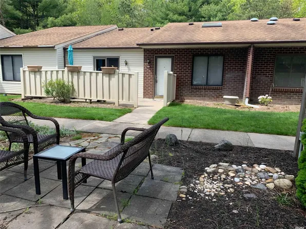 949 Skyline Dr, Coram, NY 11727