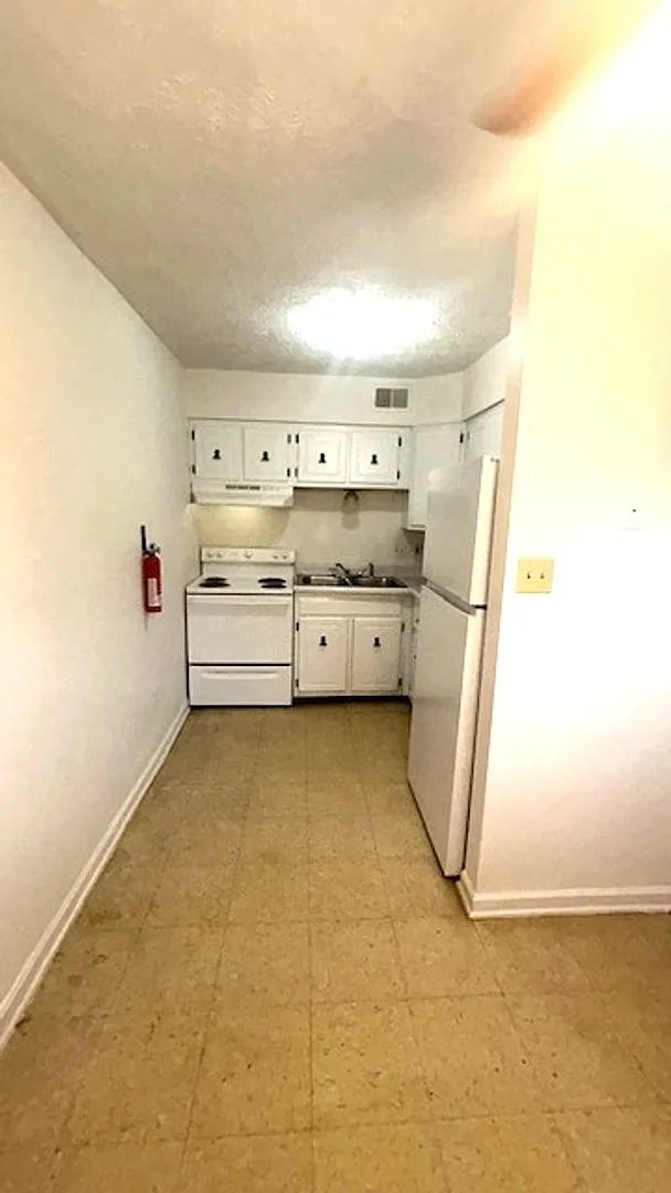 Move In During September And Get Two Weeks Free Rent For Approved Applicants 2 Br Apartment. Lowe... — Photo 2