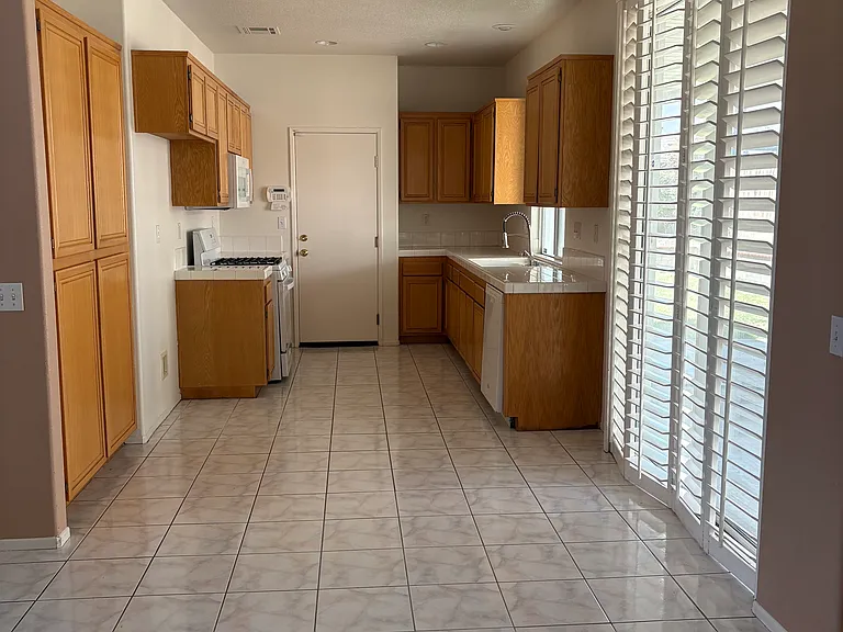 16608 Brambleberry Ct — Photo 8