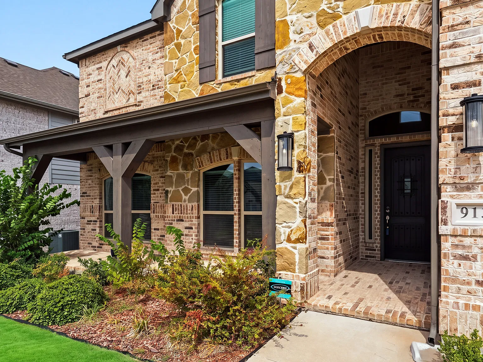 5 bed, 3.5 bath, 4278 sqft, $4,000 — Photo 2