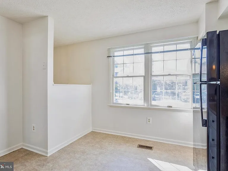 8 Tatler Pl — Photo 23
