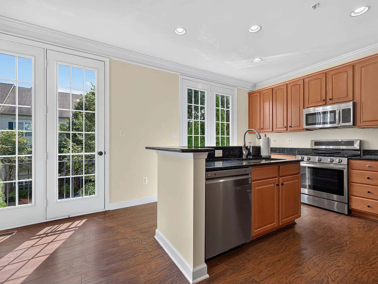 3 bed, 3.5 bath, 2442 sqft, $3,200 — Photo 4