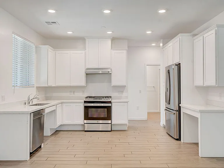 5730 Sky Pointe Dr #190 — Photo 9