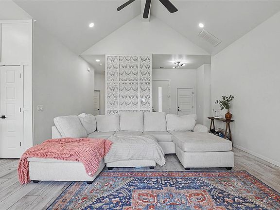 4th image of 15817 Capri Ln