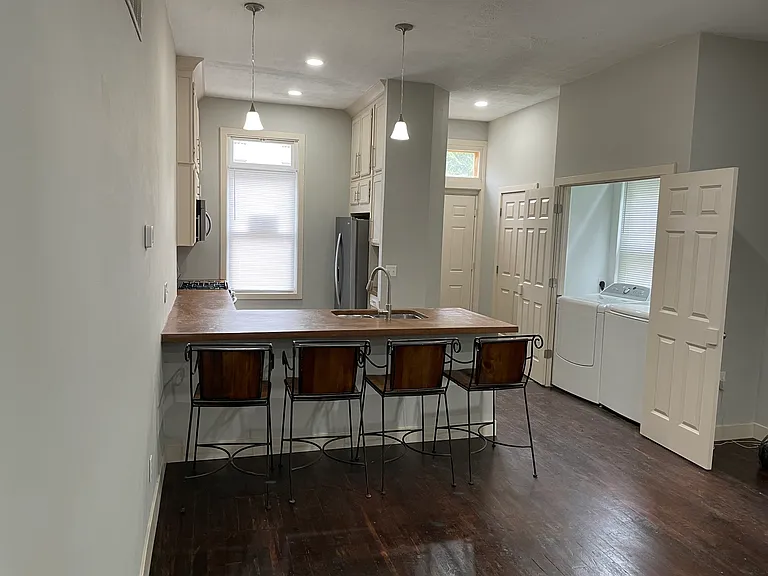 Entry/kitchen/laundry
