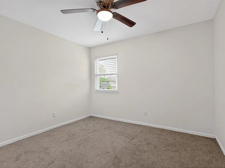 417 W Hillary Cir — Photo 17