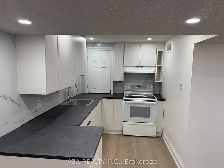 5 Navan Cres #BASEMENT — Photo 12
