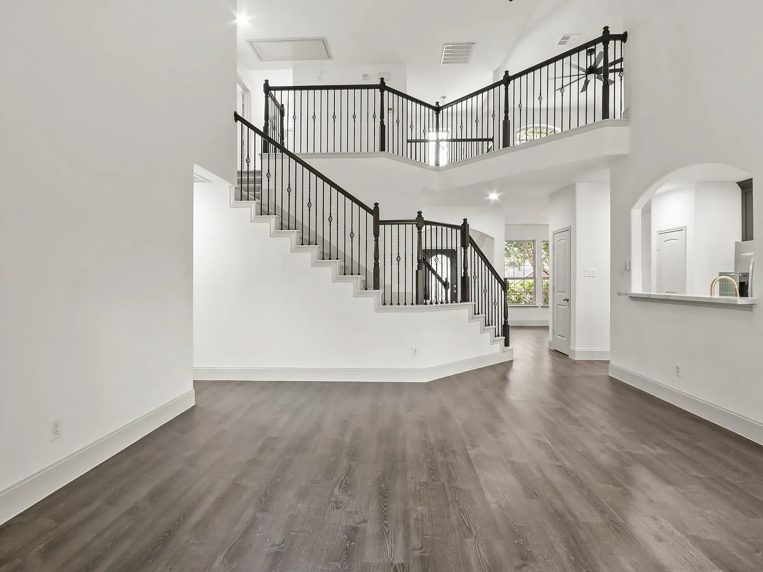4 bed, 2.5 bath, 2270 sqft, $2,850 — Photo 4