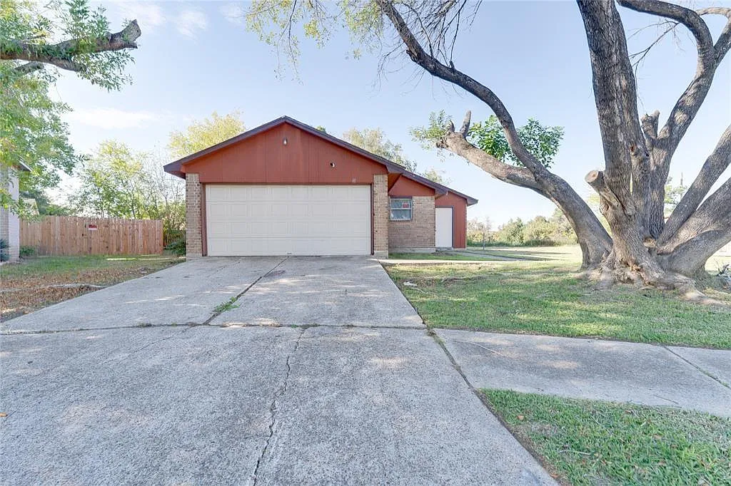 4 bed, 2.0 bath, 1439 sqft, $1,800 — Photo 1