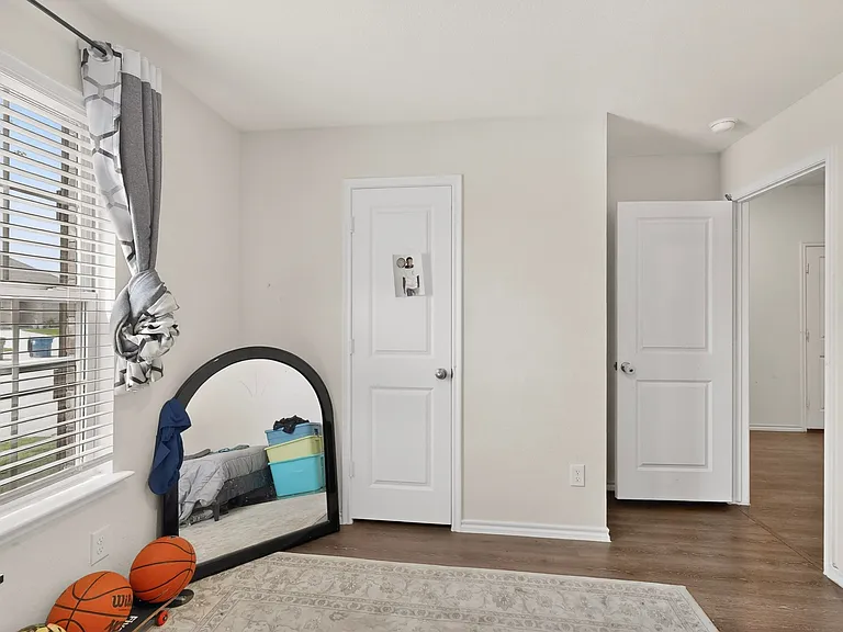 1114 Emerald Gate Dr — Photo 31