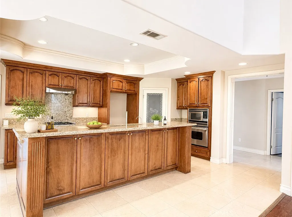 4 bed, 2808 sqft, $6,300 — Photo 4