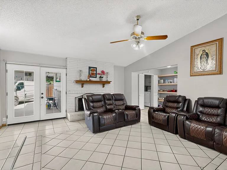 1514 Douglas Dr — Photo 10