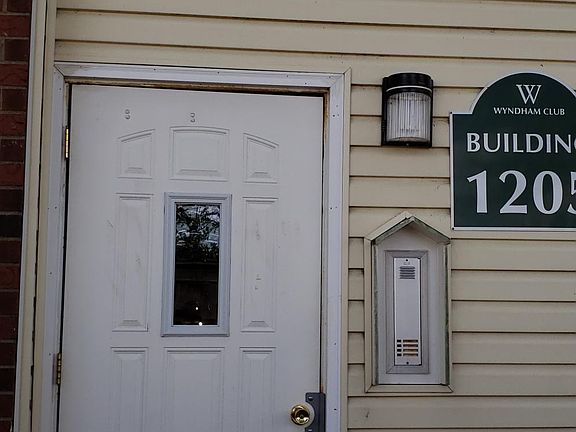 3rd image of 1205 Wyndham Ct APT 102