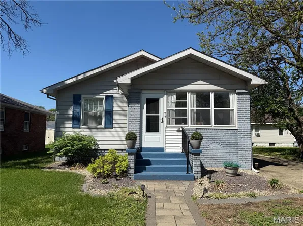 566 Hamilton Ave, Wood River, IL 62095