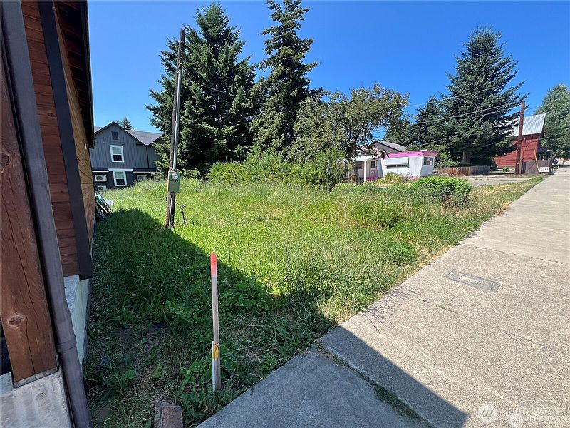 4th image of 204 N 1st Street