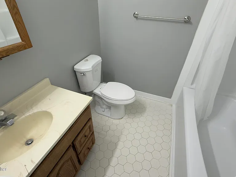 729 E Court Ave — Photo 9